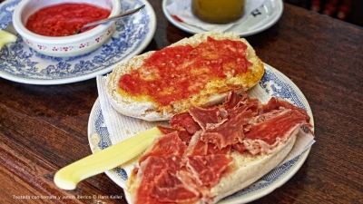 Cantina № 30 – Tostada con tomate y jamon iberico (Toast mit Tomate und Ibérico-Schinken) © Hans Keller